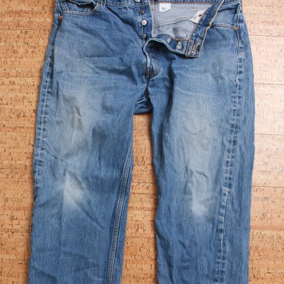 Levis 501 Jeans Mens 42x36 Blue Straight Leg Button Fly Light Wash Distressed - Picture 6 of 11